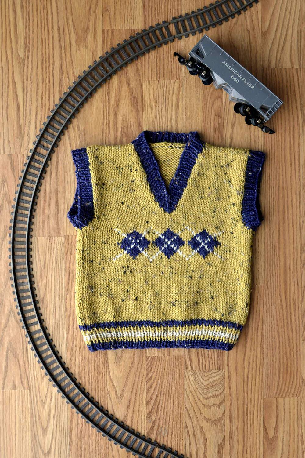 Argyle Junior Vest – Universal Yarn