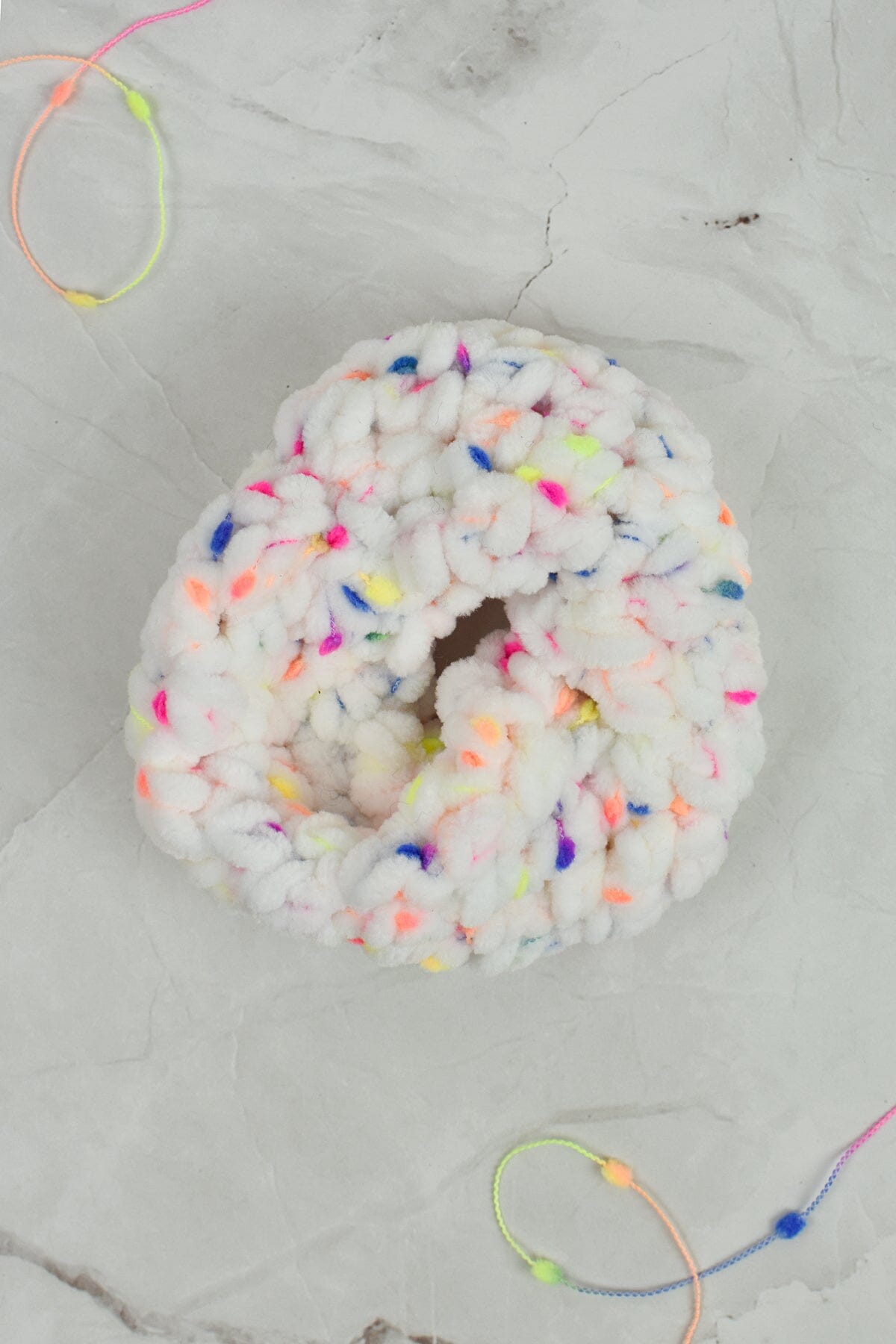 Confetti Scrunchie – Universal Yarn